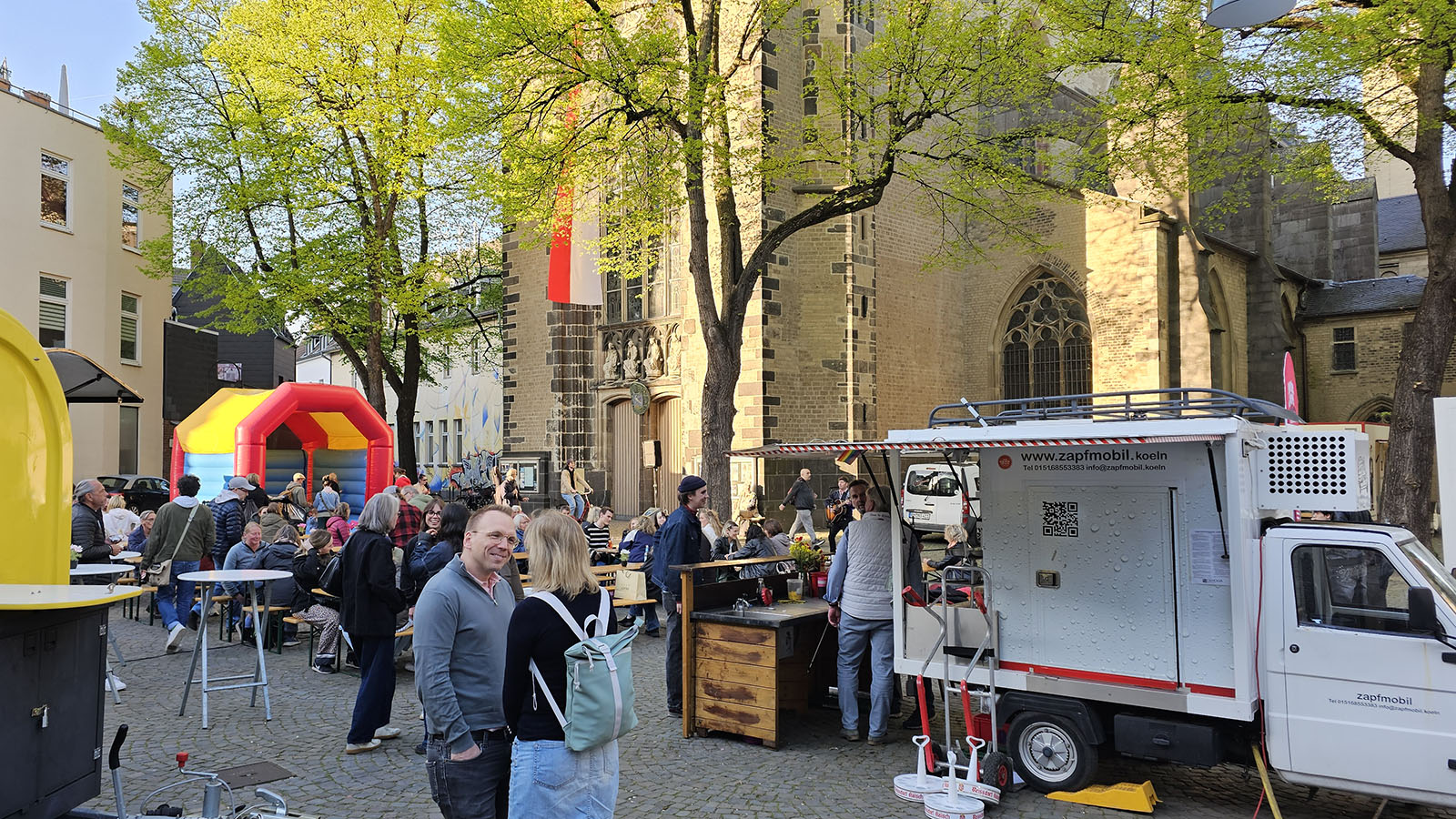 Em Vringsveedel an enem Desch 2026, Vringsveedel, Severinskirchplatz