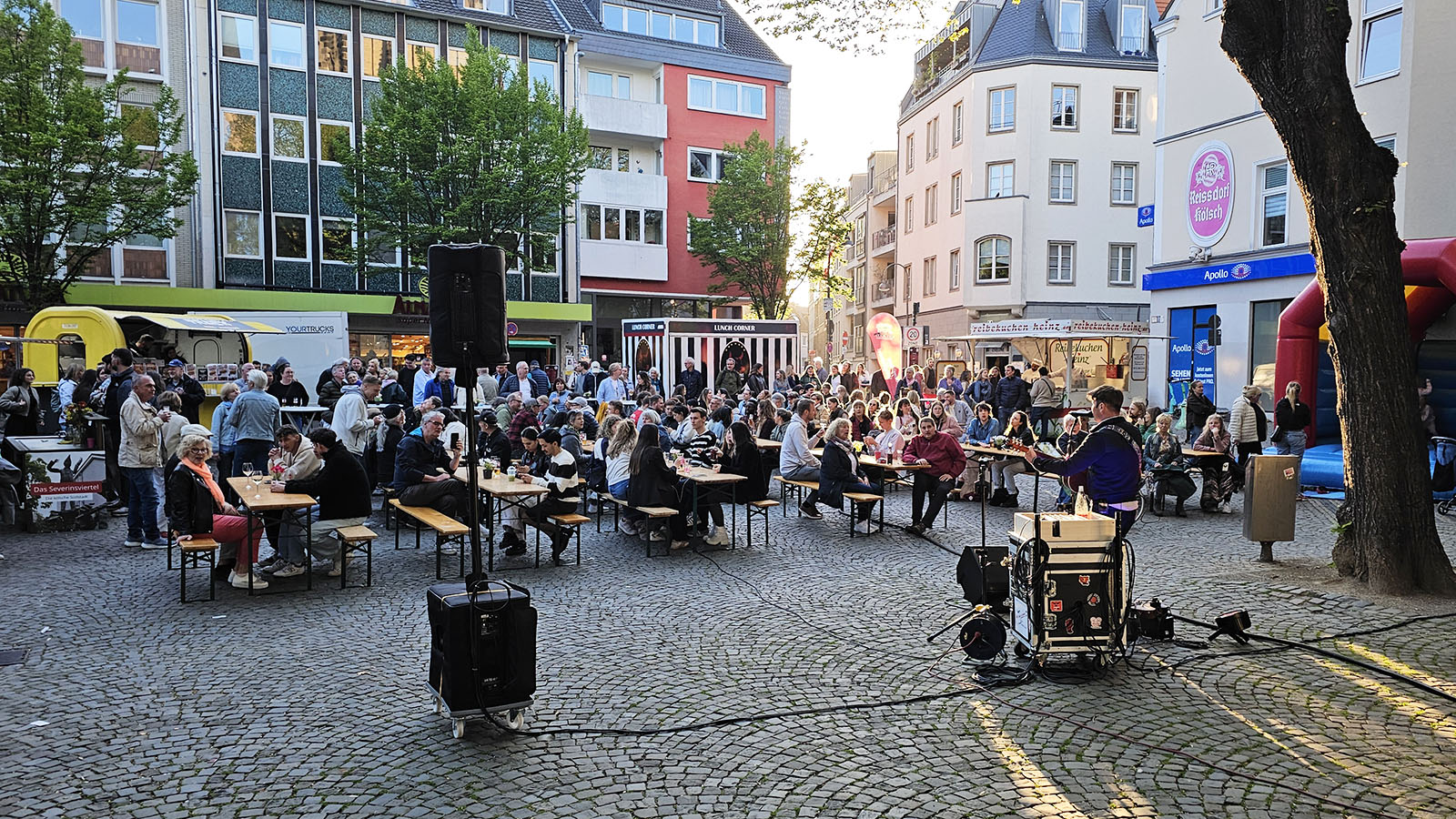 Em Vringsveedel an enem Desch 2026, Vringsveedel, Severinskirchplatz